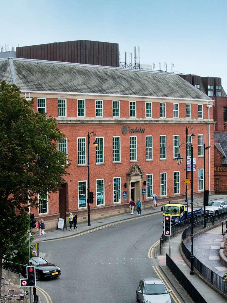 Travelodge Chester Central Екстериор снимка
