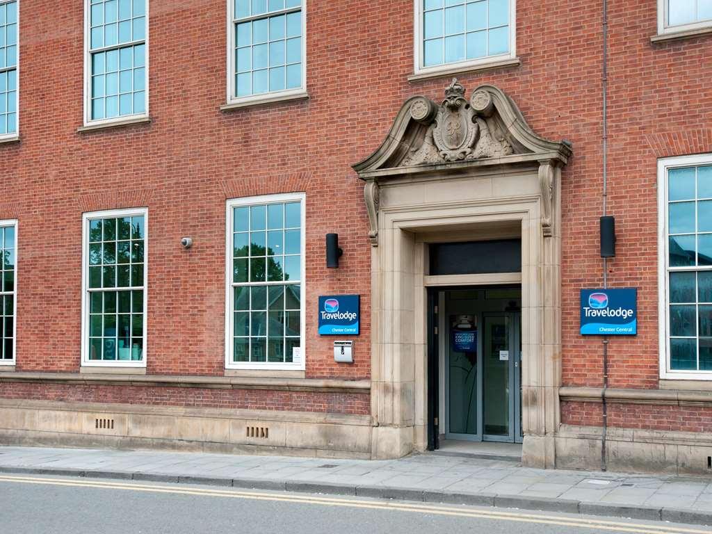 Travelodge Chester Central Екстериор снимка